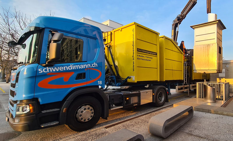 Glas und Büchsensammlung im Berner Mittelland mit dem 4 in 1 Auflieger mit Kran.