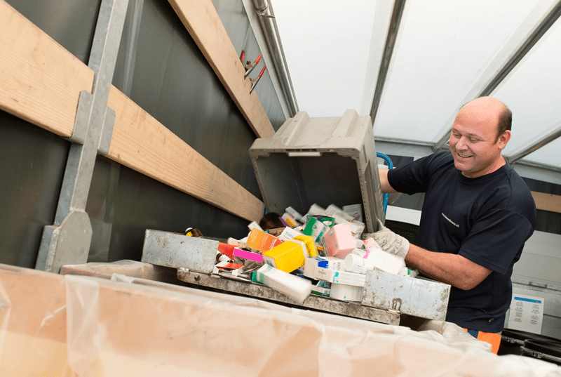 Wir sammeln und trennen Sonderabfälle aus Apotheken und Gewerbebetriebe im Auftrag des AWA
