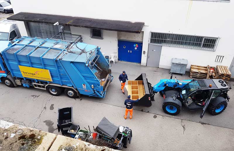 Räumungsfirma und Ihre Mitdenker am Werk: Wohnungsräumungen und Entsorgungen mit Kehrichtwagen und Stapler