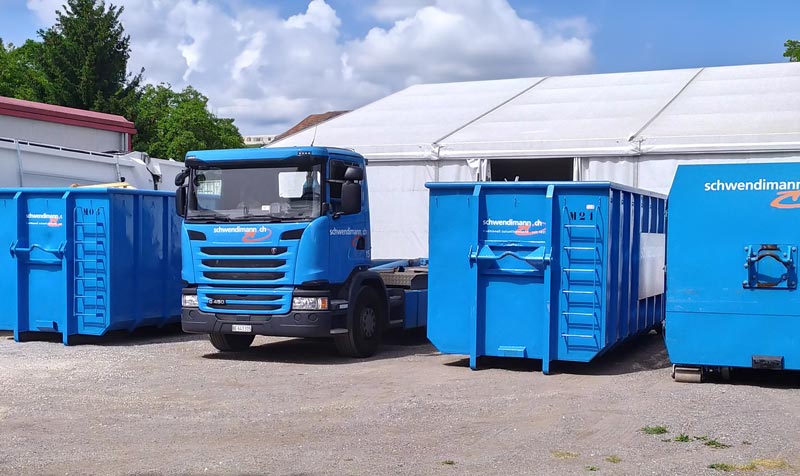 Welaki und Abrollkipper (Hakengeräte) transportieren Standardmulden und Grossmulden