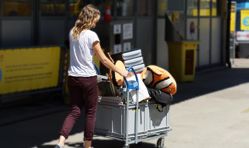 Auf unserem Entsorgungshof können Sie Ihre Abfälle einfach selbst entsorgen. Mit unseren Wagen, Kisten und Container funktioniert das Abladen und Anliefern angenehm und unkompliziert