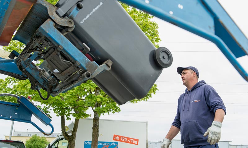 Container entleeren wir am Kehrichtwagen automatisch. Aus diesem Grund ist es wichtig, stabile und zuverlässige Kunststoffcontainer einzusetzen.