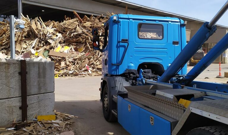 Holz, Bauschutt, Kehricht, Grüngut und Kompost sowie Metall entsorgen wir getrennt und umweltbewusst