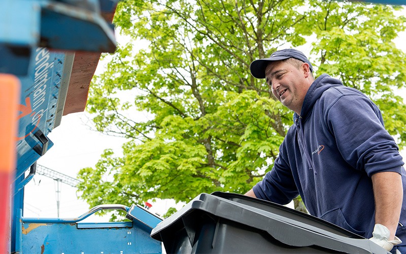 Einen Tag als Belader hinten auf dem Kehrichtwagen mit anpacken.