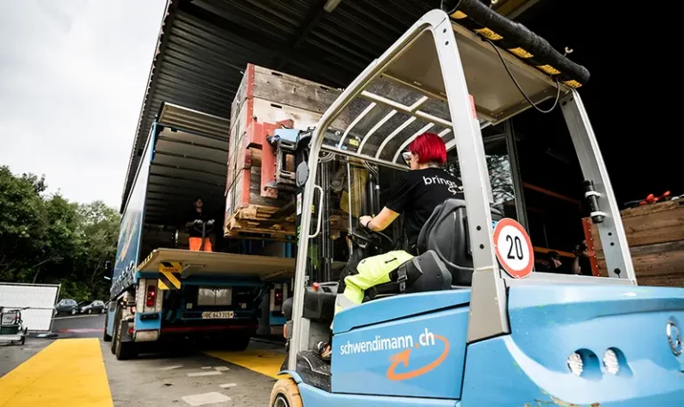 Möbel abholen geht dank eigener Sammelstelle schnell, effizient und günstig