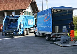 Hausräumung mit Kehrichtwagen, Lieferwagen und Muldenfahrzeug