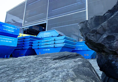 Wir bieten faire Fixpreise. Unsere Mulden vor der Lagerhalle in Münchenbuchsee