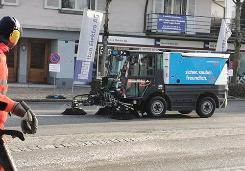 Strassenreinigung mit Wischmaschine, Laubbläser und Besen
