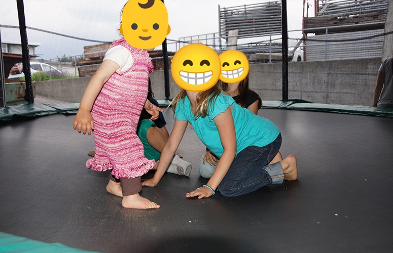 Riesentrampolin und lustige Fahrzeuge