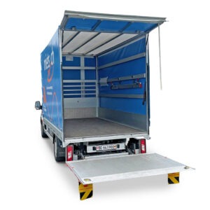 Ford E-Transit elektro-Mietwagen mit Hebebühne Heckansicht