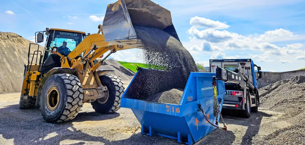 Welaki Muldenfahrzeug im Einsatz im Kieswerk. So wird die Mulde beladen