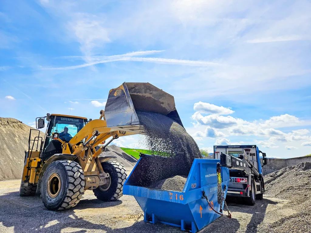 Welaki Muldenfahrzeug im Einsatz im Kieswerk. So wird die Mulde beladen