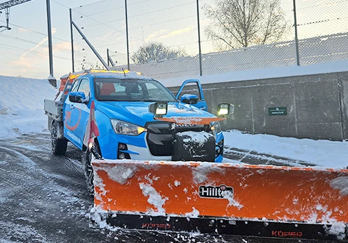 Winterdienst Schneeräumung mit Fahrzeug mit Schneepfug